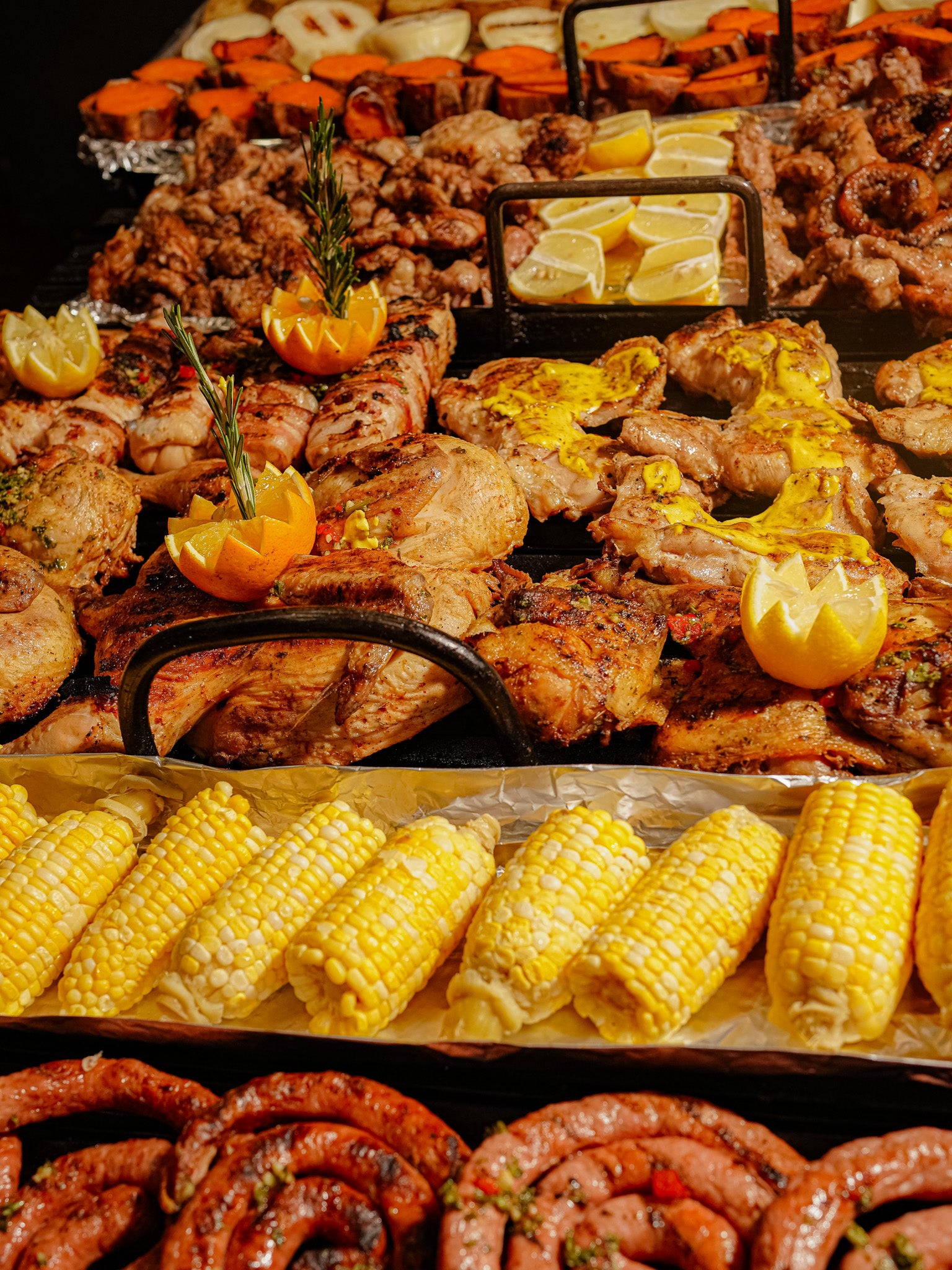 Parrilla con brasas encendidas y cortes argentinos de primera