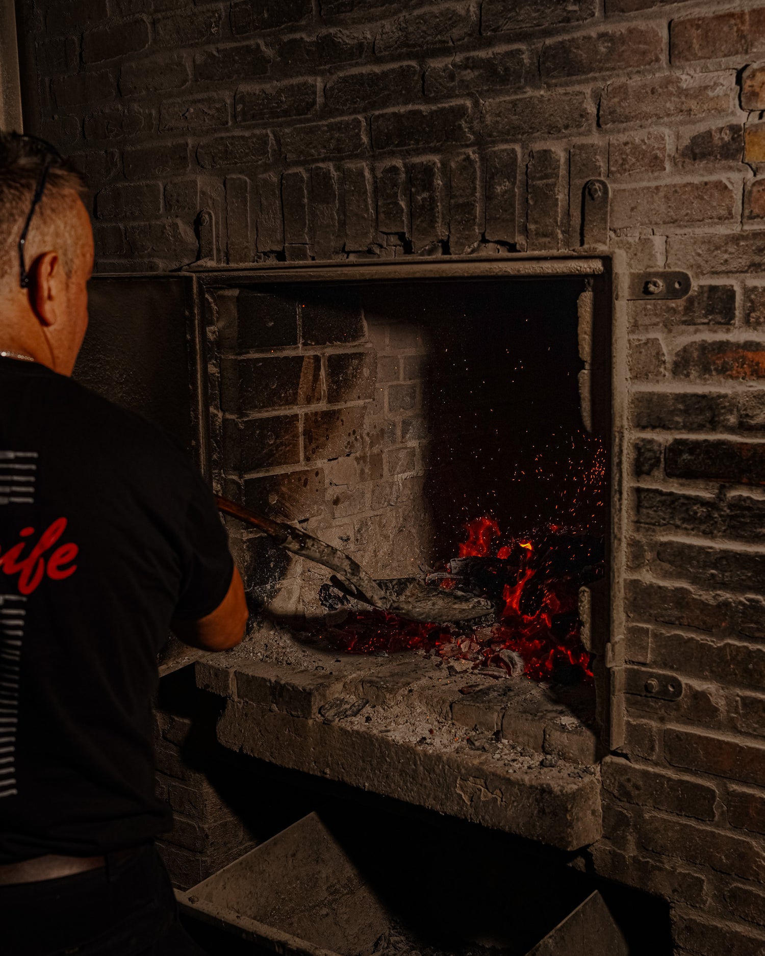 Llamas elevándose desde la parrilla durante el asado argentino