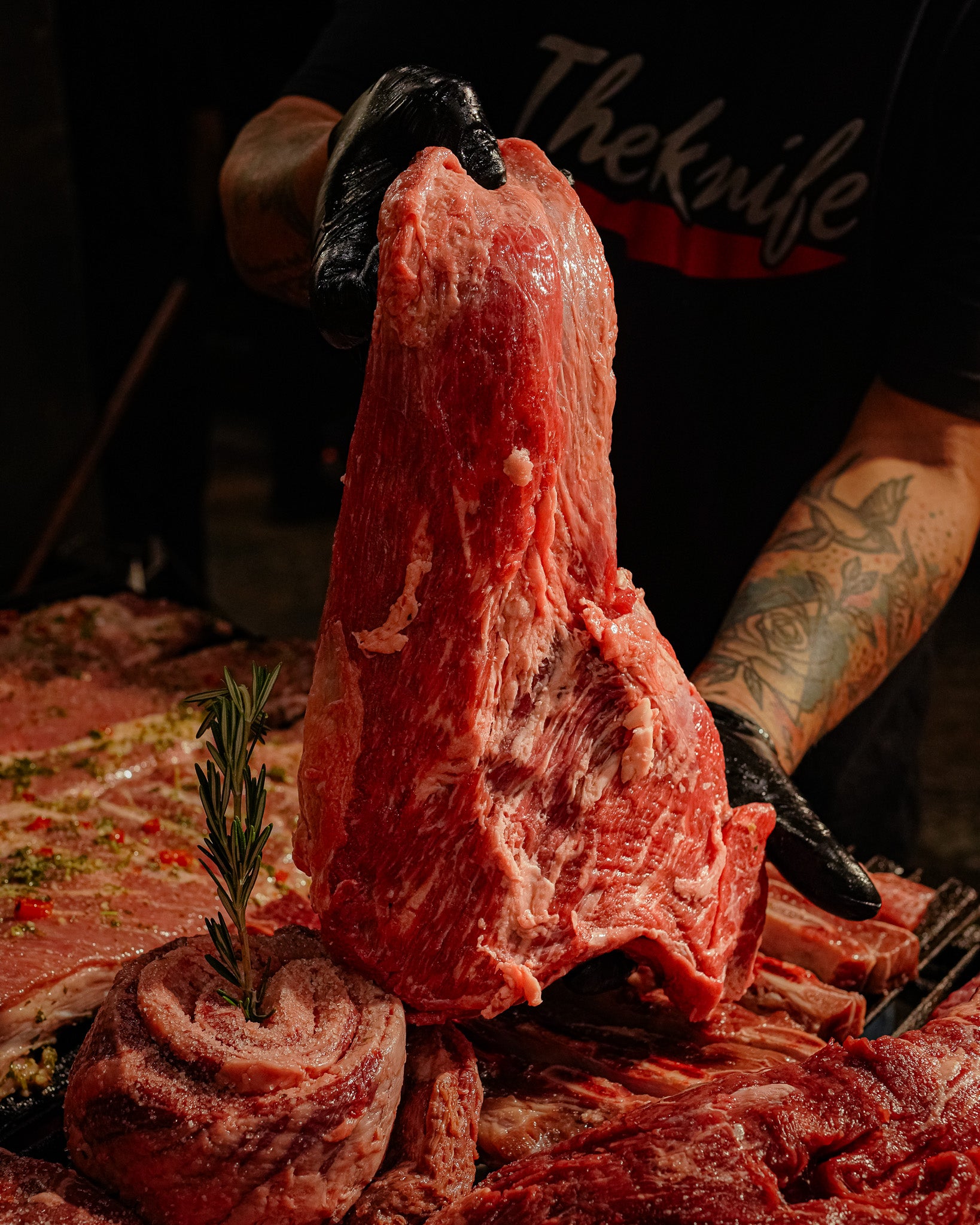 Bife de chorizo cocinado a la parrilla con carbón y leña en The Knife