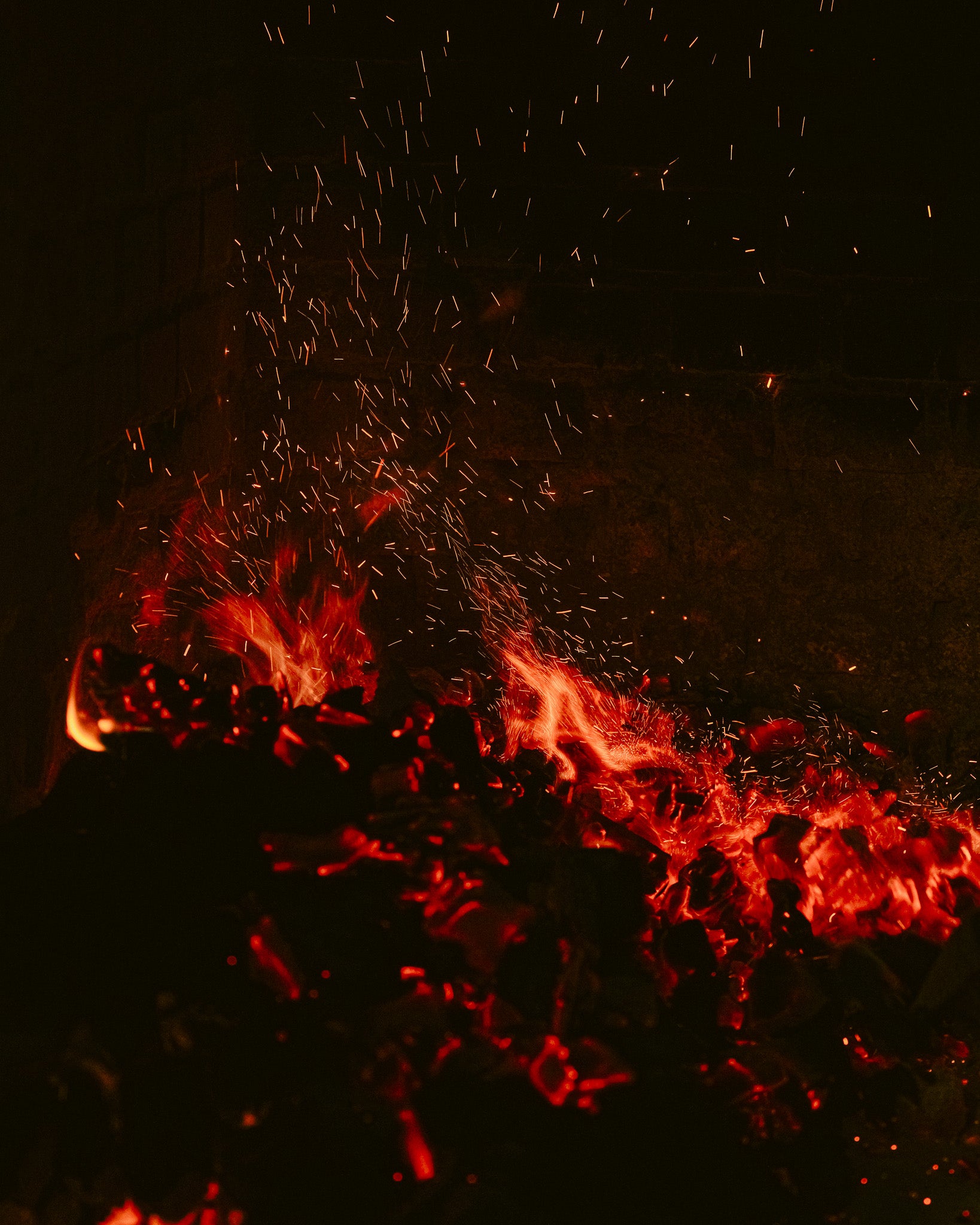Fuego de leña que aporta aroma ahumado a las carnes